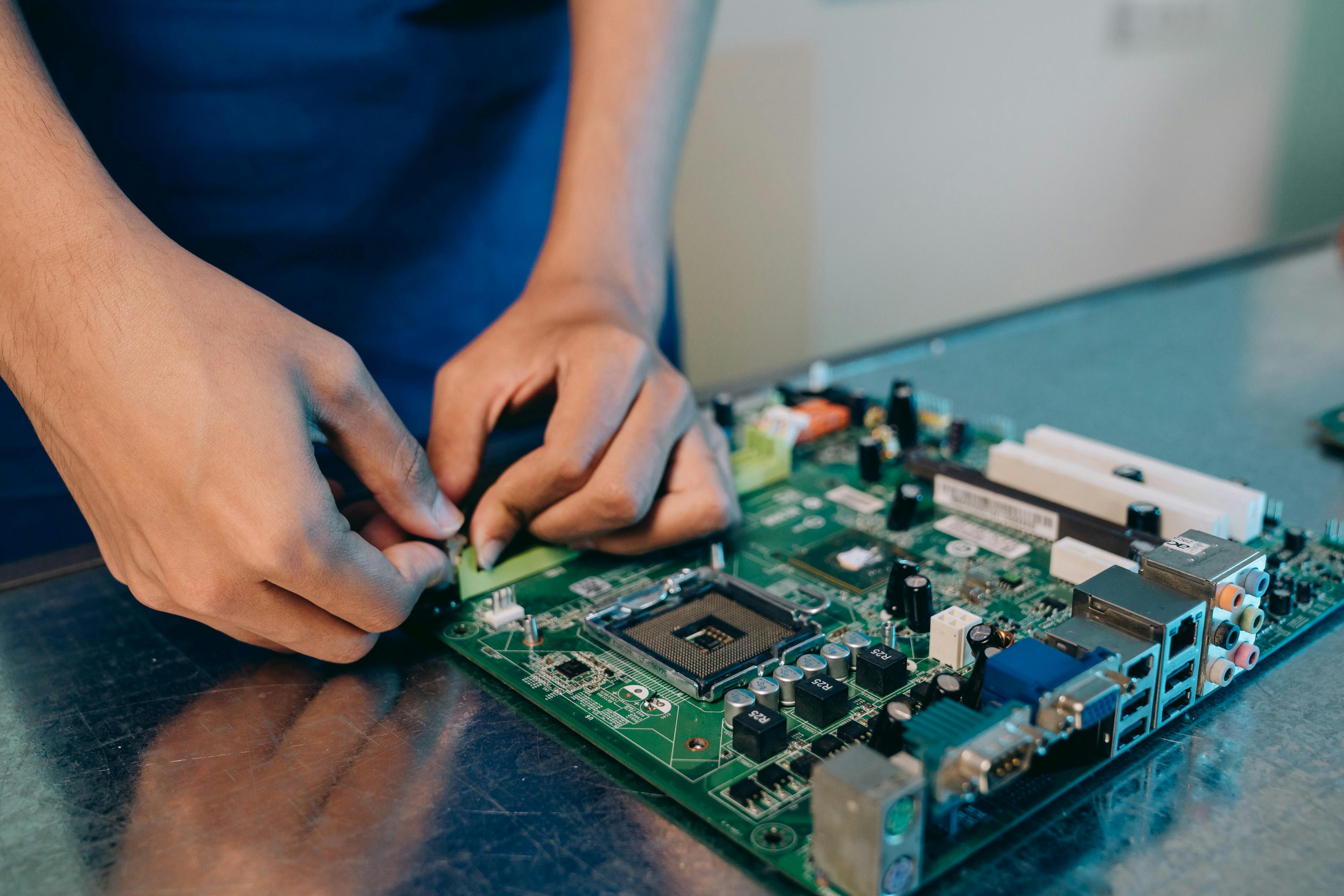 Técnico reparando un dispositivo